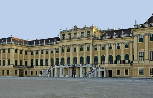 800px-Façade_nord_château_Schönbrunn_Vienna