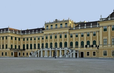 800px-Façade_nord_château_Schönbrunn_Vienna