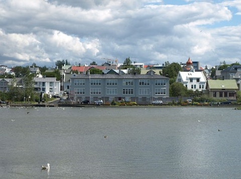 800px-Midbaejarskolinn_reykjavik_sumar