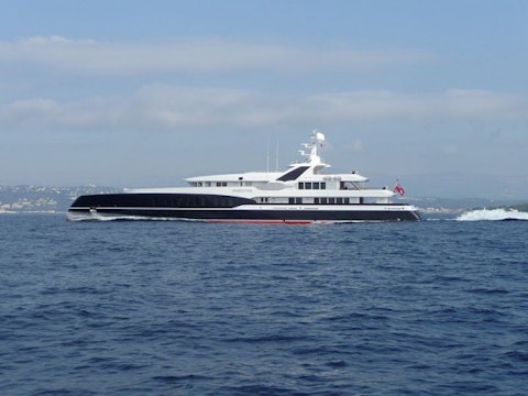 800px-Yacht_PREDATOR (1)