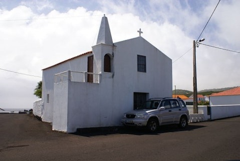 800px-Ermida_de_São_Tomé,_Ponta_da_ilha,_Manhenha,_Piedade,_Lajes_do_Pico,_ilha_do_Pico,_Açores,_Portugal