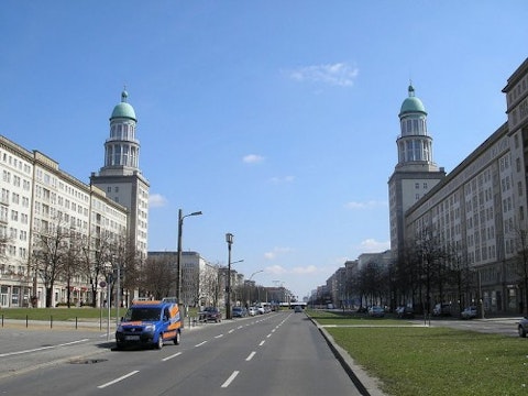 800px-Frankfurter_Tor_Westansicht_Berlin_April_2006_022