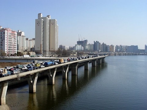 800px-Looking_east_along_the_north_bank_of_the_Han_from_Seogang_Bridge
