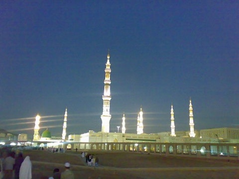 800px-Masjid_Nabawi._Medina,_Saudi_Arabia-2
