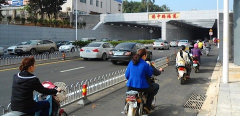 800px-Qiaozhong_Road_Tunnel_-_south_entrance_01