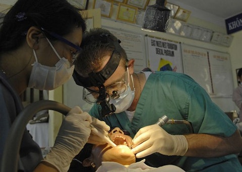 US_Navy_070724-N-4954I-148_Lt._Kevin_Haveman,_with_3rd_Medical_Battalion,_cleans_teeth_with_a_dental_assistant_from_the_East_Meets_West_Dental_Program_at_Nai_Hiem_Dong_Medical_Station