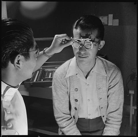 601px-Heart_Mountain_Relocation_Center,_Heart_Mountain,_Wyoming._Optometrist,_Wright_Kawakami,_examines_t_._._._-_NARA_-_539458
