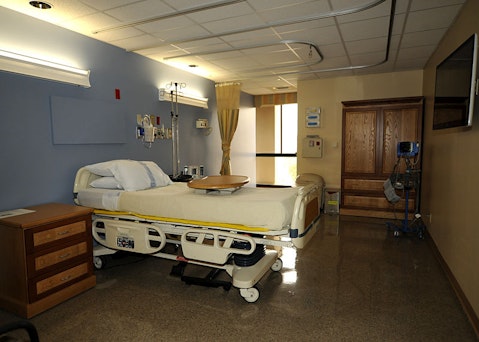 800px-US_Navy_110810-N-UB993-024_A_patient_room_in_the_newly_opened_surgical_unit_for_wounded,_ill_and_injured_service_members_at_Naval_Medical_Center_Sa