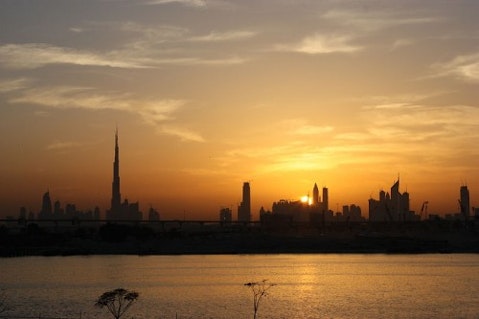 800px-Dubai_skyline_in_the_evening