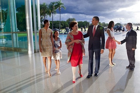 800px-Obamas_at_Palácio_do_Alvorada_in_Brasilia