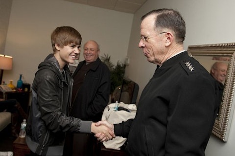 Chairman_of_the_Joint_Chiefs_of_Staff_Adm._Mike_Mullen_Justin_Bieber_The_Daily_Show