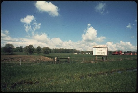 FARMLAND_FOR_INDUSTRIAL_LEASE_OFF_ROUTE_77,_SOUTHWEST_OF_BRECKSVILLE._(FROM_THE_SITES_EXHIBITION._FOR_OTHER_IMAGES_IN..._-_NARA_-_553831