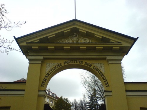 800px-LMU_-_Portal_Tierärztliche_Institute_der_Universität
