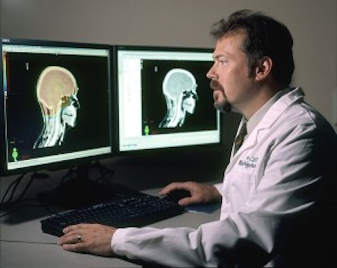 755px-Doctor_review_brain_images