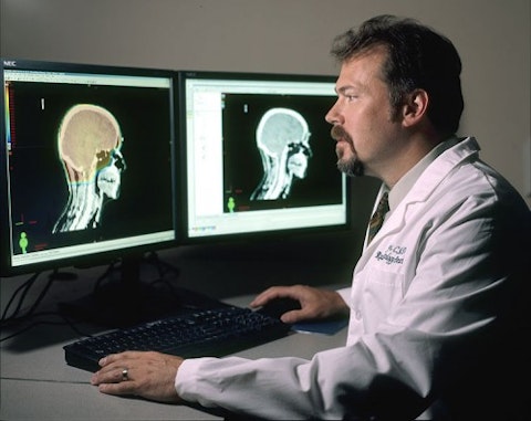755px-Doctor_review_brain_images