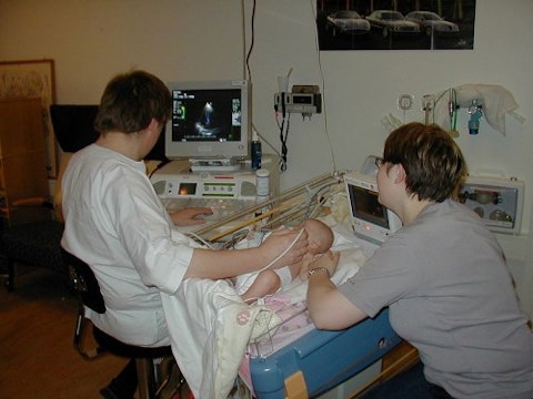 800px-Sonographer_doing_pediatric_echocardiography
