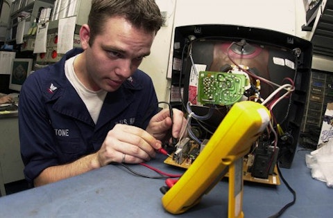 800px-US_Navy_031016-N-2143T-002_Interior_Communications_Electrician_3rd_Class_Jonathan_Livingstone_from_St._Louis,_Mo.,_takes_resistance_readings_on_wires
