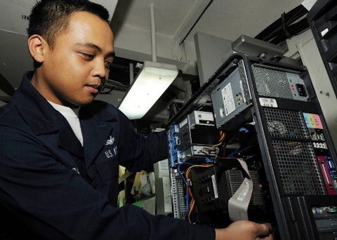 800px-US_Navy_090530-N-1062H-127_Information_Systems_Technician_Seaman_Michael_Cadiz_checks_the_RAM_on_a_computer_in_the_Automatic_Data_Processing_shop