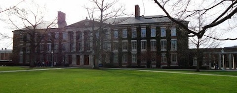 Academic_building_around_quad_at_the_University_of_Rochester