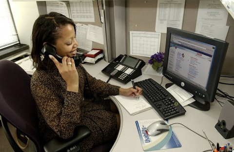 800px-Health_professional_answers_phone