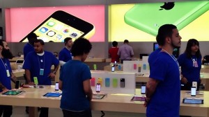 Apple, is AAPL a good stock to buy, Angela Ahrendts, NASDAQ:AAPL, Apple Watch, MacBook, USB Type-C, internal video, Apple Store,