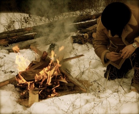 mountain-man-campfire in the snow
