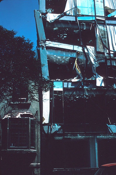 1985_Mexico_Earthquake_-_Damages_in_eight-story_building_collapsed