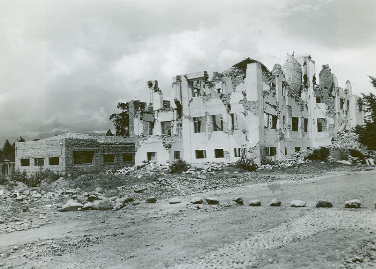 800px-Ambato_Earthquake_-_Ruined_Hospital