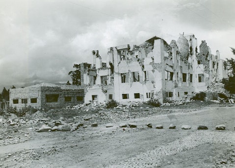 800px-Ambato_Earthquake_-_Ruined_Hospital