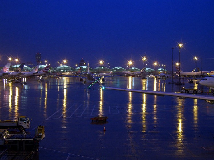 800px-Hong_Kong_International_Airport_night