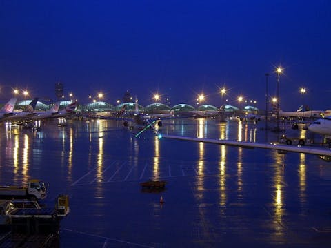 800px-Hong_Kong_International_Airport_night