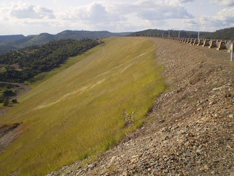800px-Oroville_dam_on_lake_oroville