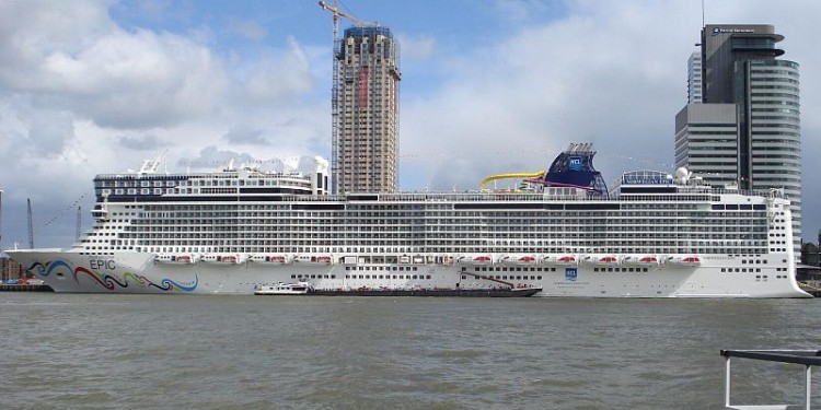 800px-Rotterdam_cruiseschip_Norwegian_Epic