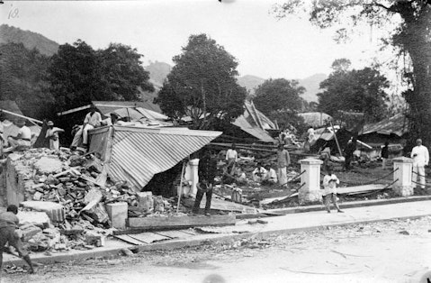 COLLECTIE_TROPENMUSEUM_Een_verwoest_huis_na_de_aardbeving_van_1926_TMnr_10003982