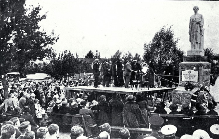 Cruickshank_memorial,_1923