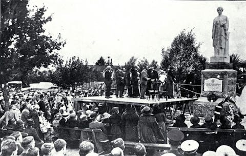 Cruickshank_memorial,_1923