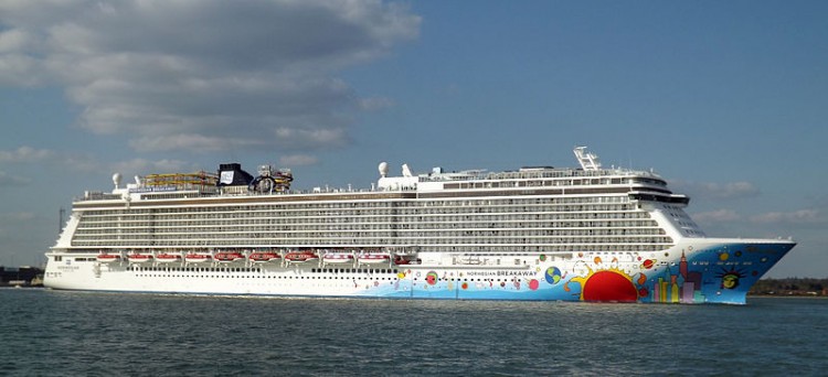Norwegian_Breakaway_(ship,_2013)_001