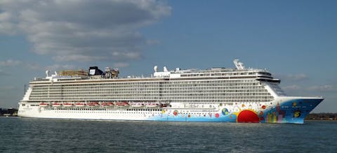 Norwegian_Breakaway_(ship,_2013)_001