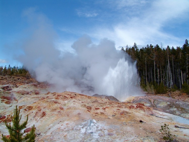 steamboat-geyser-67796_1280