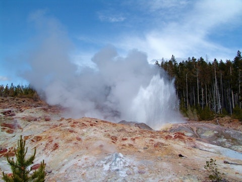 steamboat-geyser-67796_1280
