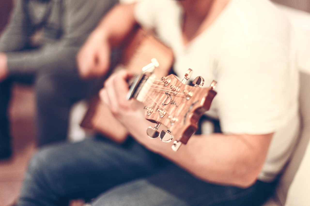 5 Beginner Country Guitar Songs that are Fun and Easy to Play