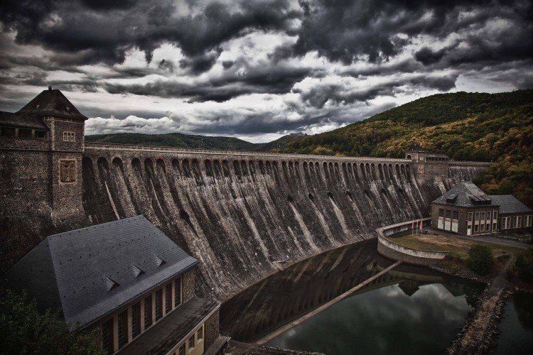 dam-753437_1920