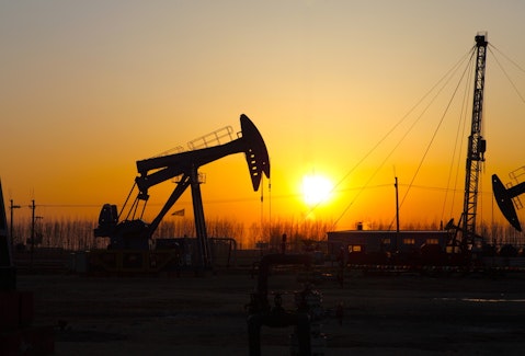 12 Best Oil Stocks to Buy According to Hedge Funds