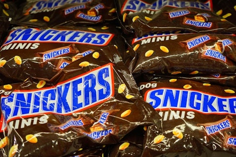 snickers-461898_1280 Top 11 Selling Chocolate Bars in the World