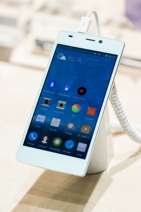 android, beautiful, business, businessman, businesspeople, cellphone, cellular, cloth, commerce, communication, company, conference, congress, cooperation, 10 Smartphones with Best Video Recording