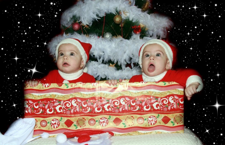 sisters-1094981_1280 10 Countries that Spend the Most on Christmas