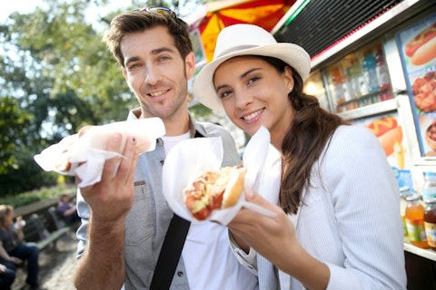 street, food, eating, dogs, hot, new, york, hotdogs, man, woman, outdoors, nyc, america, usa, hat, typical, thirties, 30s, people, caucasian, united, junk, smile, of, states, city, 11 Best Places to Visit In USA for Foodies