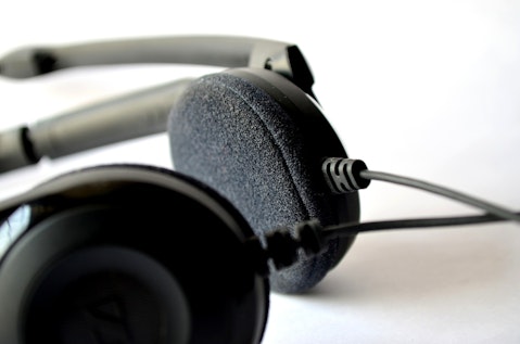 15 Best Noise Cancelling Headphones Under $100