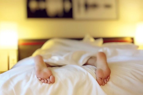 16 Science-Backed Tricks to Fall Asleep Fast while Laying in Bed