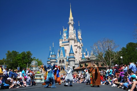 13 Alternatives to Disney World For a Family Theme Park Vacation